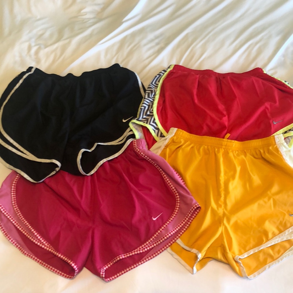 4 pairs of women’s Nike running shorts (M)